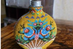 Schnapsflasche mit Perlen umstrickt, um 1870